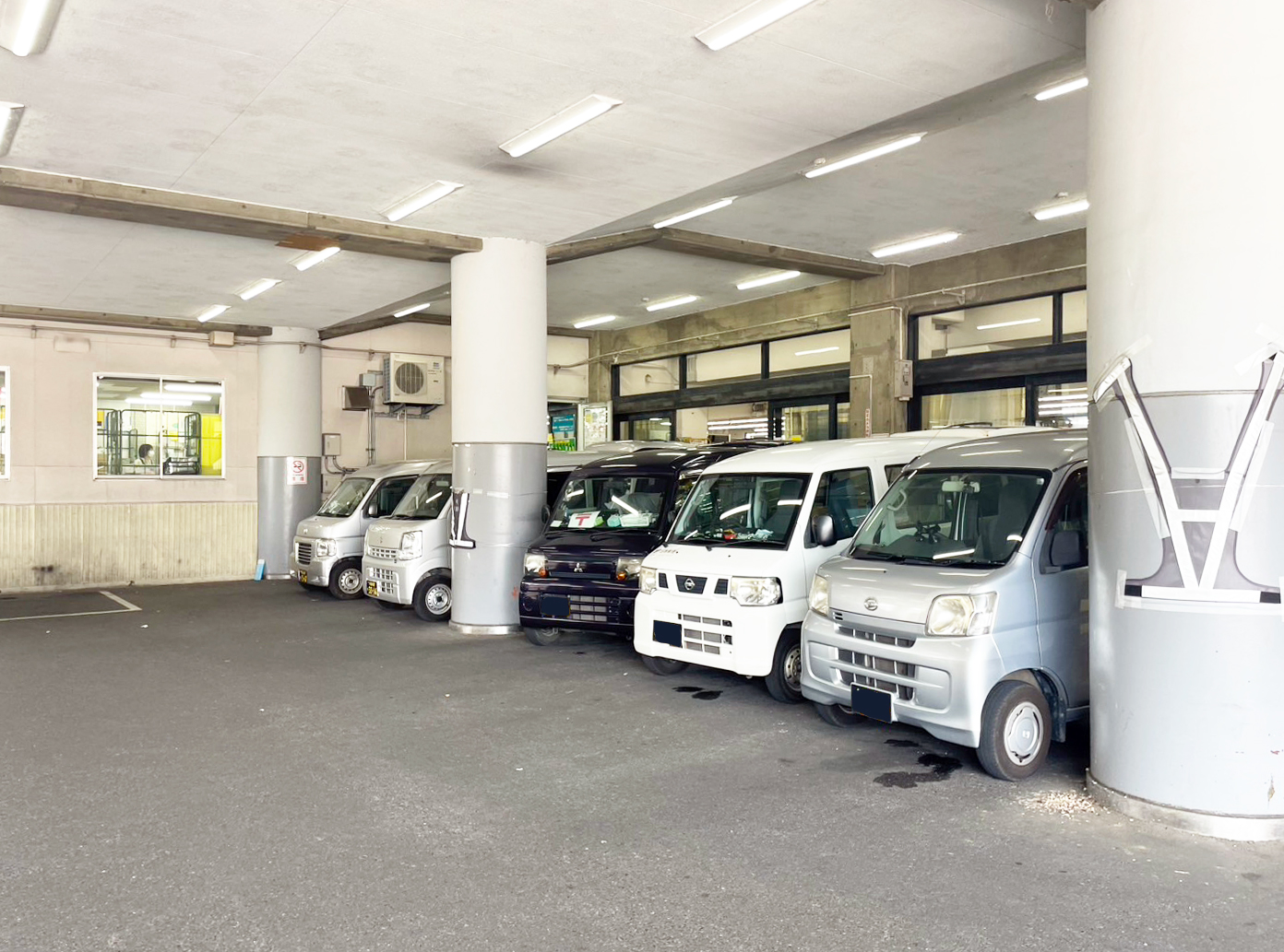 稼働する軽貨物車両